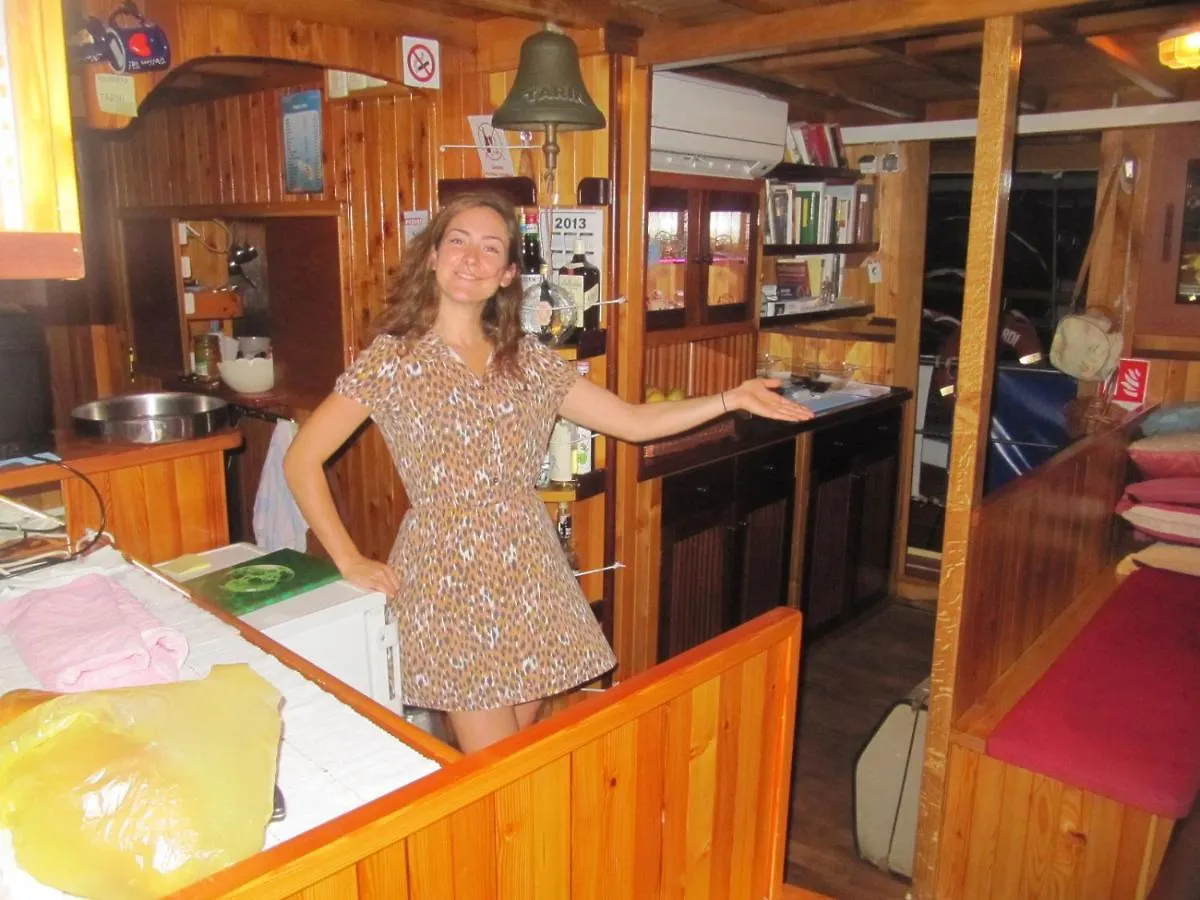 Boat & Breakfast Hotel Umag Botel