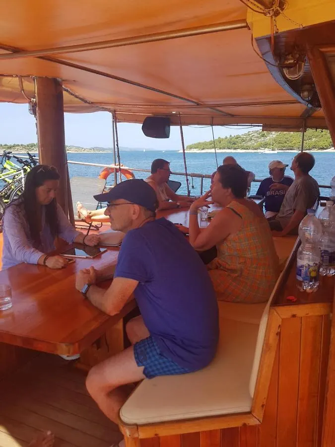 Boat & Breakfast Hotel Umag Botel
